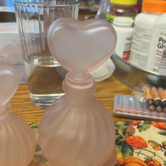 3 gorgeous satin pink swirl perfume bottles with a tray - Picture 2 of 4